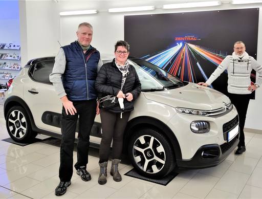 Bild: September 2023: Herzlichen Glückwunsch Frau Bube zu ihrem neuen Citroen C3.
