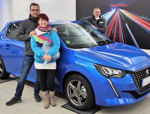 Bild: November 2021: Herzlichen Glückwunsch Frau Köhler zu ihrem neuen Peugeot 208.
