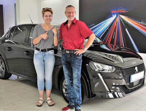 Bild: September 2023: Herzlichen Glückwunsch Frau Lehmann zu ihrem neuen Peugeot
