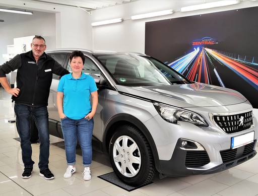 Bild: September 2023: Herzlichen Glückwunsch Frau Mark zu ihrem neuen Peugeot.
