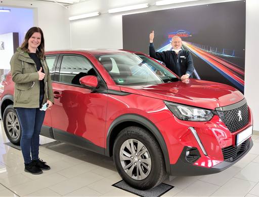 Bild: September 2023: Herzlichen Glückwunsch Frau Seeboth zu ihrem neuen Peugeot 2008.
