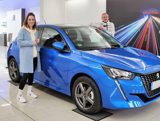 Bild: März 2021: Herzlichen Glückwunsch Frau Thöner zu ihrem neuen Peugeot 208.
