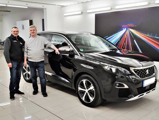 Bild: September 2023: Herzlichen Glückwunsch Herr Geier zu ihrem neuen Peugeot.
