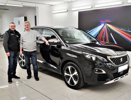Bild: März 2023: Herzlichen Glückwunsch Herr Geier zu ihrem neuen Peugeot.
