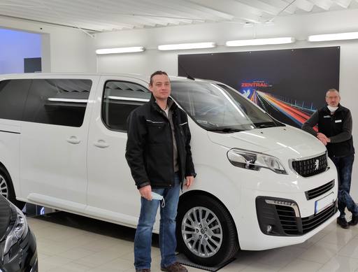 Bild: März 2022: Herzlichen Glückwunsch Herr Piehler zu ihrem neuen Peugeot Traveller.
