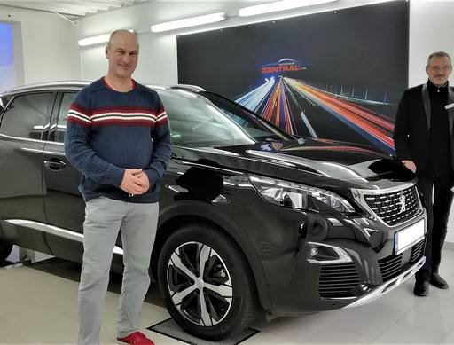 Bild: Oktober 2020: Herzlichen Glückwunsch Herr Streipert zu ihrem neuen Peugeot 3008.
