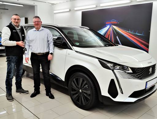 Bild: Dezember 2022: Herzlichen Glückwunsch Herr Sänger zum neuen Peugeot.
