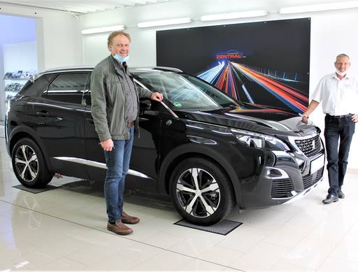 Bild: Juli 2020: Herzlichen Glückwunsch Herr Willer zu ihrem neuen Peugeot 3008
