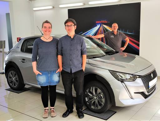 Bild: Juni 2022: Herzlichen Glückwunsch liebe Familie Körner zu ihrem neuen Peugeot.
