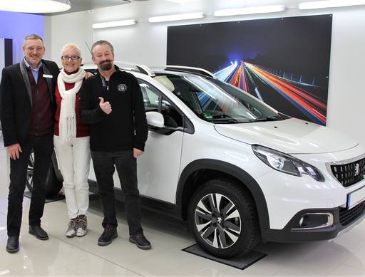 Bild: Februar 2020: Herzlichen Glückwunsch Familie Endlich zu ihren neuen Peugeot 2008.
