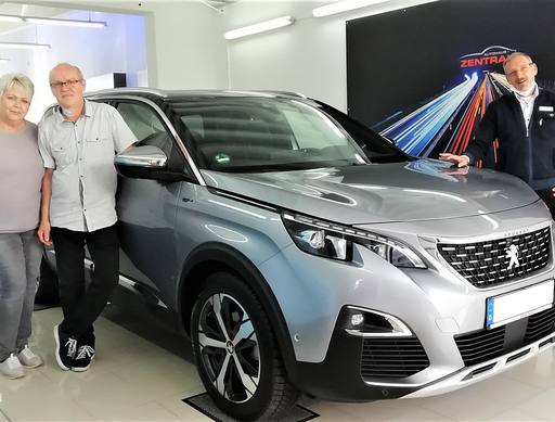 Bild: September 2020: Herzlichen Glückwunsch Familie Löffler zu ihrem neuen Peugeot 5008.
